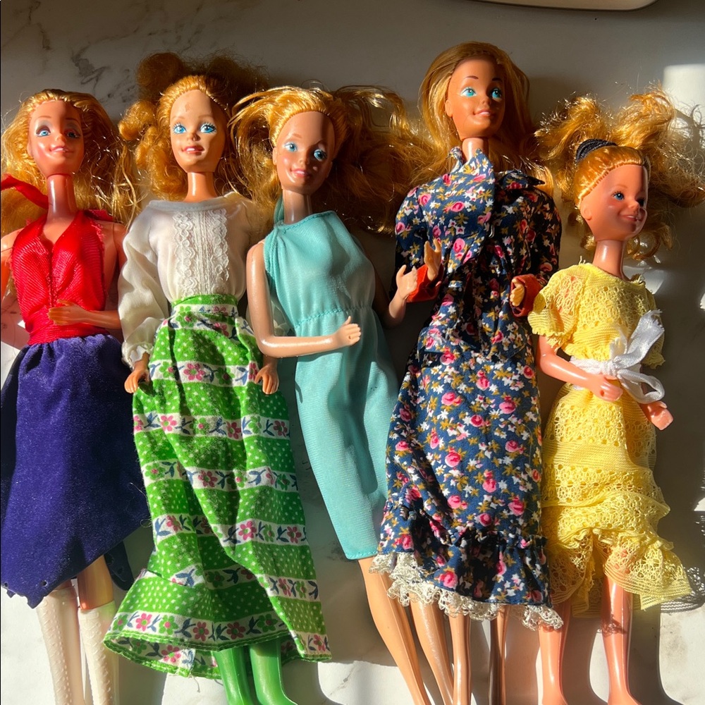 1966 Barbie lot 5 dolls & clothes (34 pieces total)